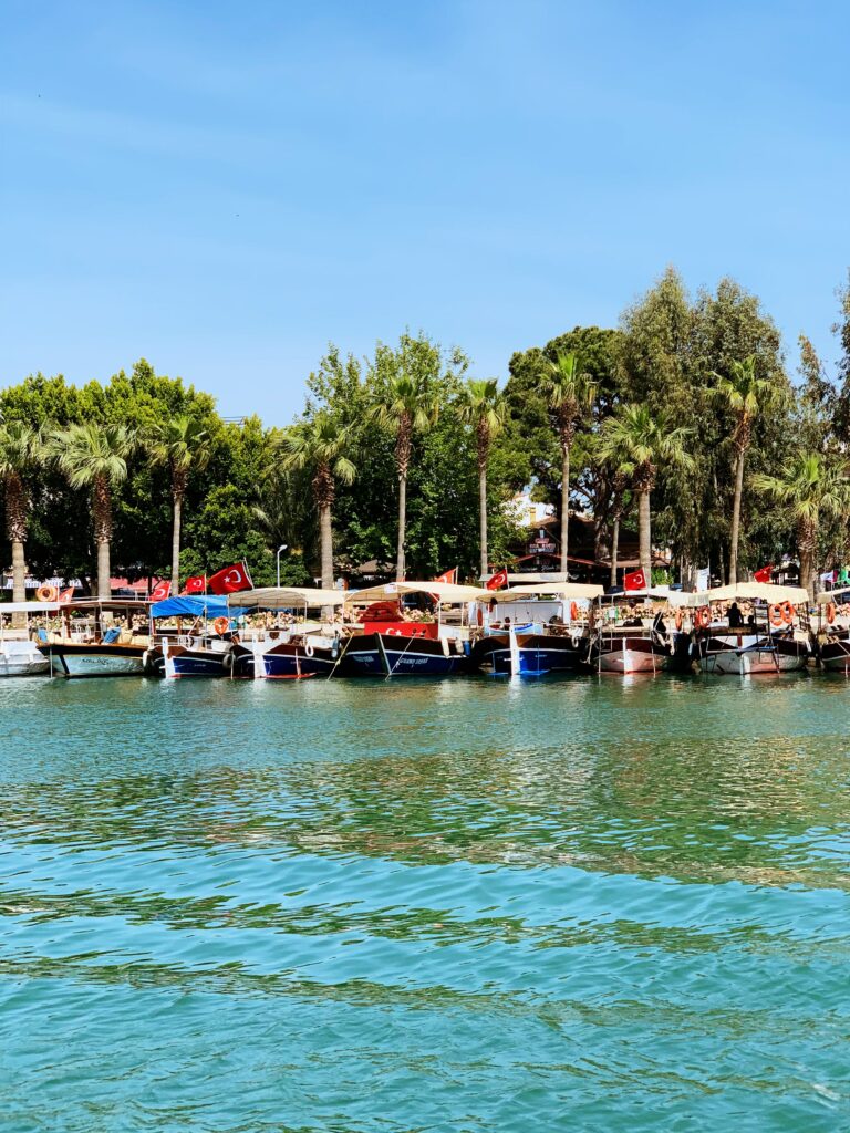 Der Dalyan Kanal/Fluss mit Booten